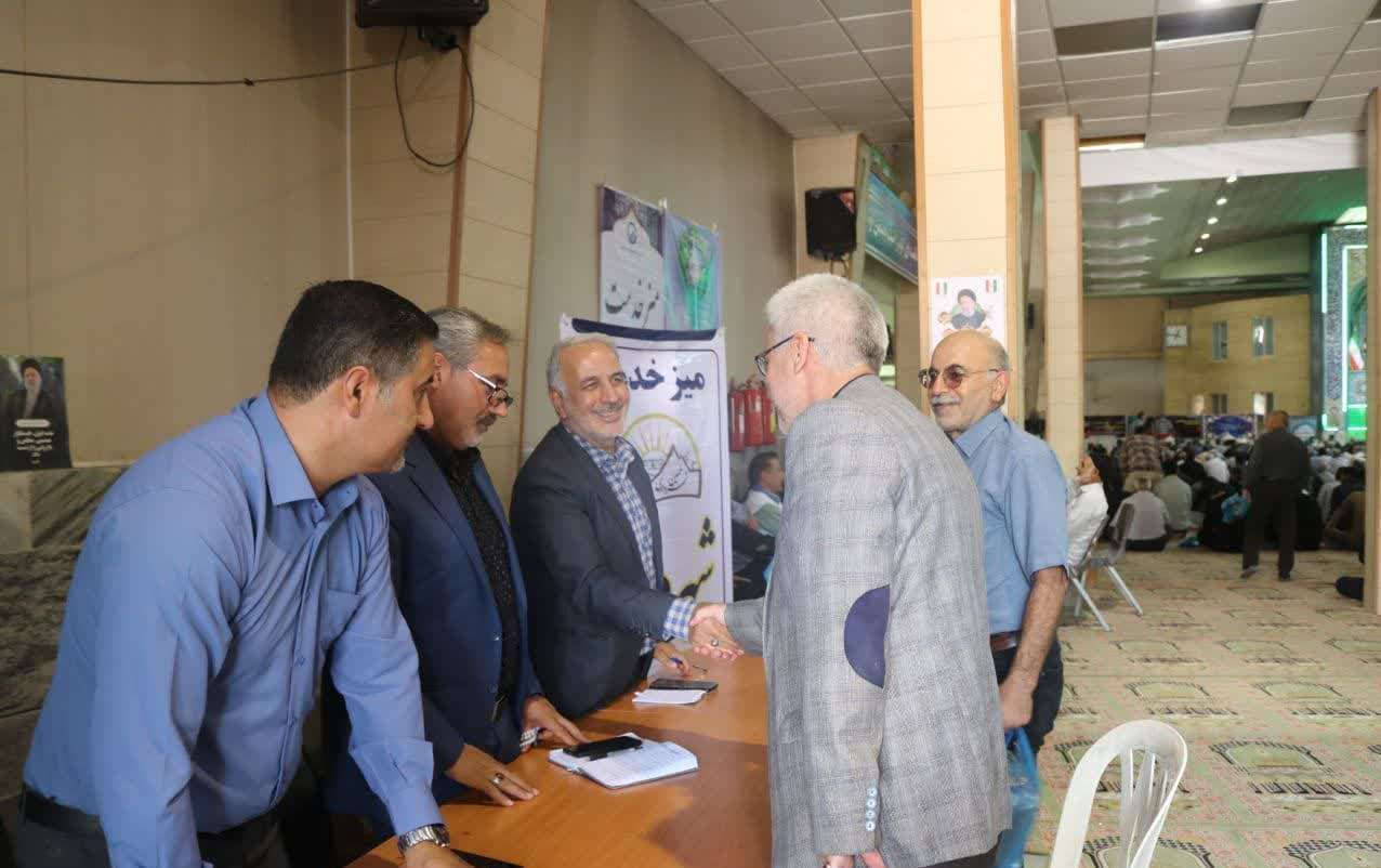 میز خدمت ادارات شهرستان در محل مصلی امام خمینی ( ره ) خمین برپا شد