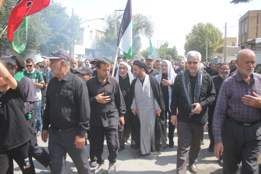 مراسم  معنوی پیاده روی جاماندگان اربعین حسینی (ع) در خمین برگزار  شد