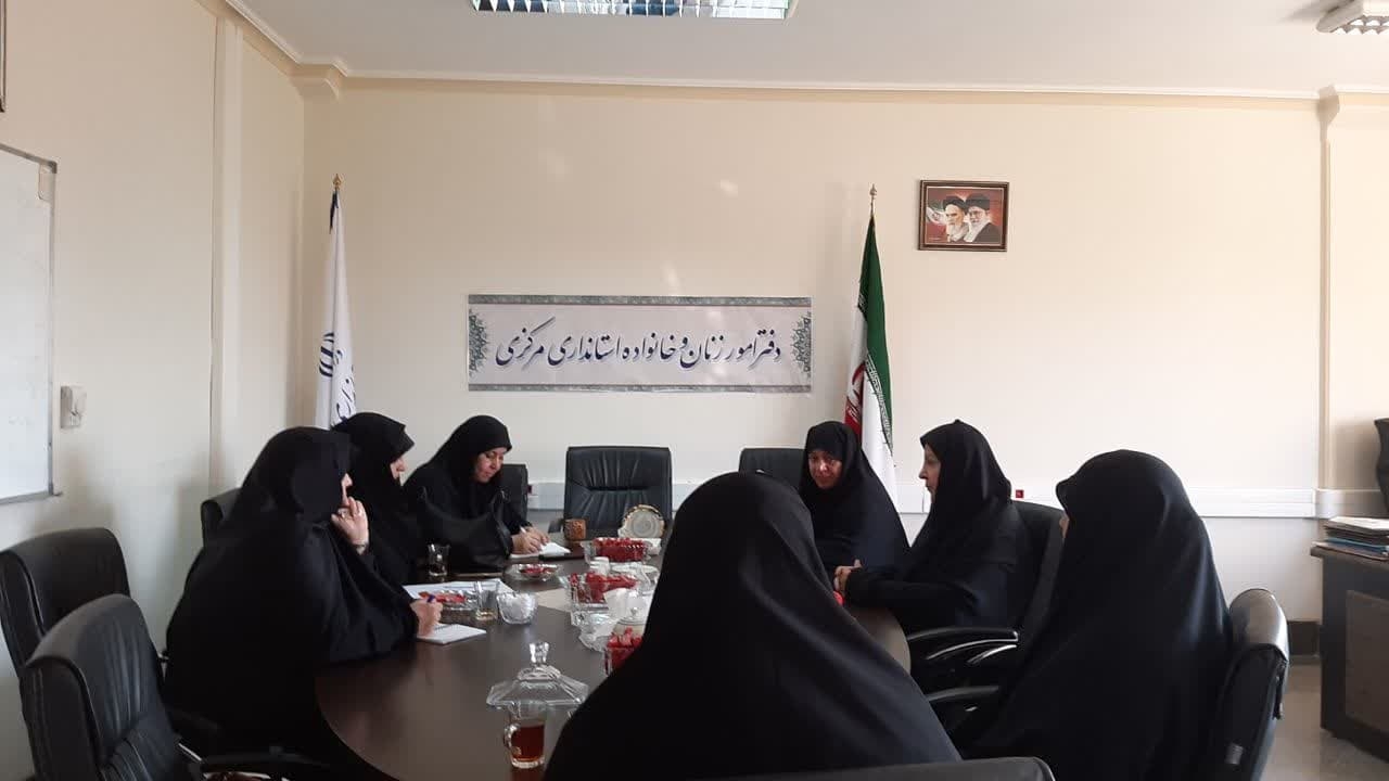 جلسه هسته مرکزی هیئت اندیشه ورز دفتر امور بانوان استان با دو دستور کار  هم اندیشی برای برگزاری رویداد بانوی دیار آفتاب و همچنین چگونگی ارتقای فعالیت  کارگروه های ذیل هیئت مذکور به ریاست مفتح زاده مدیرکل و با حضور اعضا درمحل دفتر تشکیل گردید .
دوشنبه ۵ شهریور ۱۴۰۳