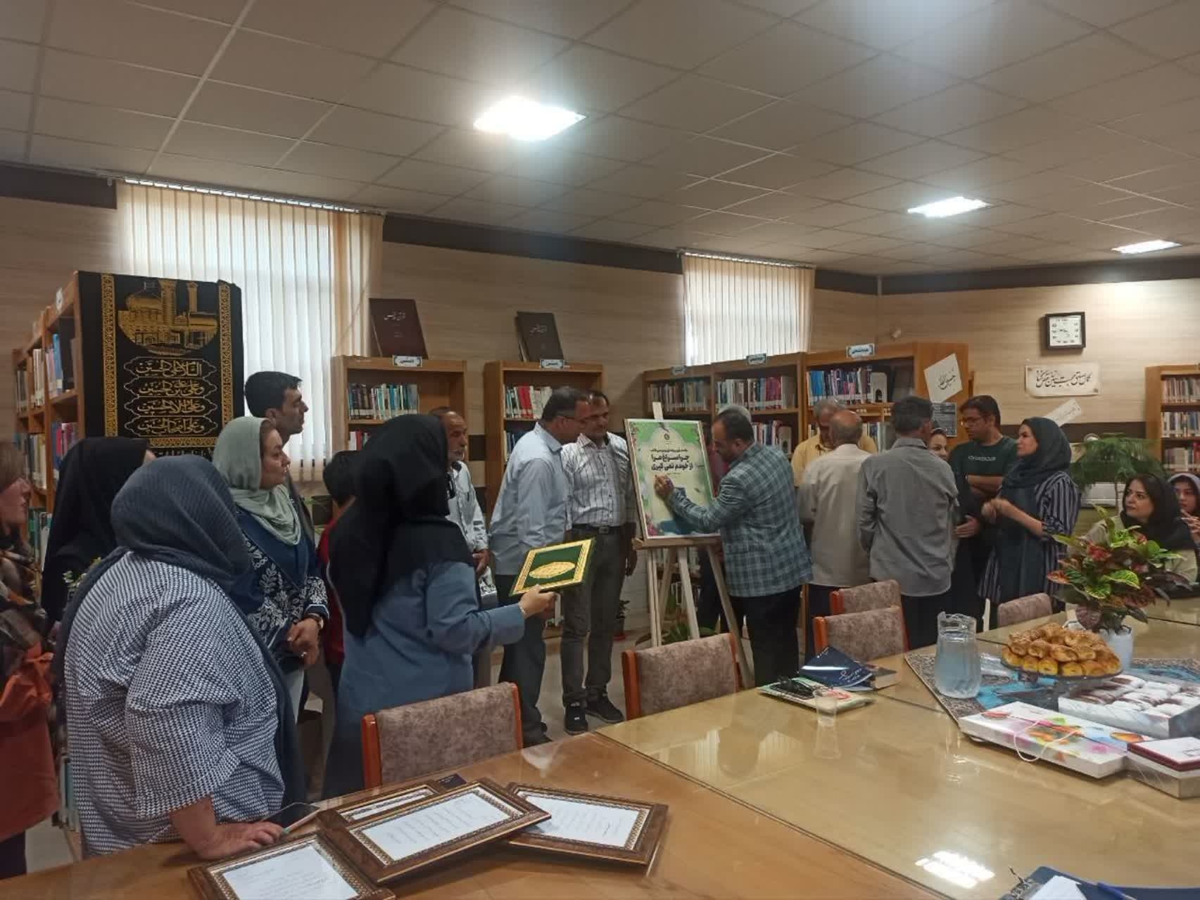 آیین رونمایی کتاب " چرا سراغ مرا از خودم نمی گیری " اثر قاسم حسینی برگزار شد.