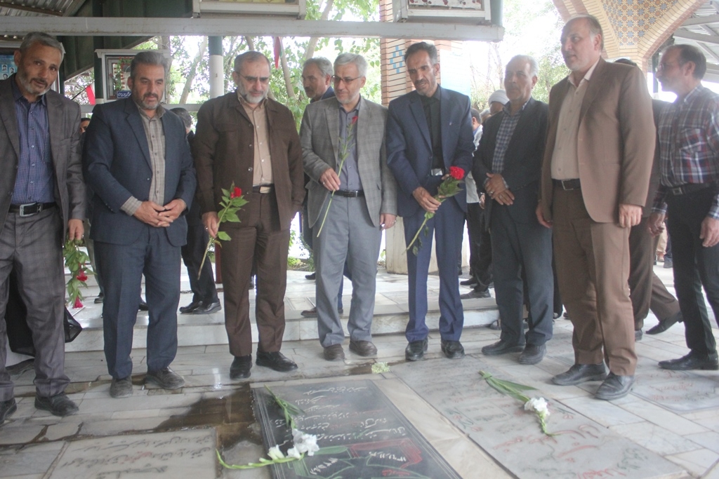 قبور مطهر شهدای خمین بمناسبت هفته دولت گلباران شد