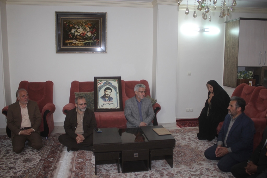 استاندار مرکزی با خانواده معظم شهید حسین خسروی در خمین دیدار کرد