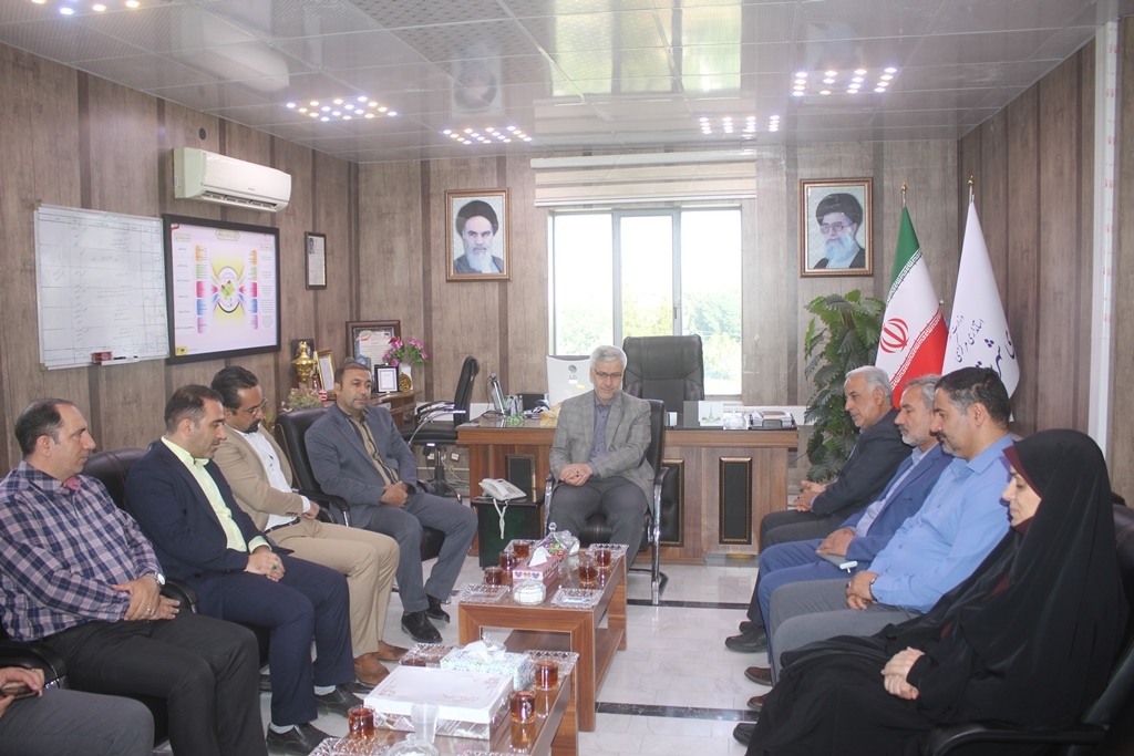 شهردار و اعضای شورای شهر خمین با فرماندار بمناسبت هفته دولت دیدار کردند