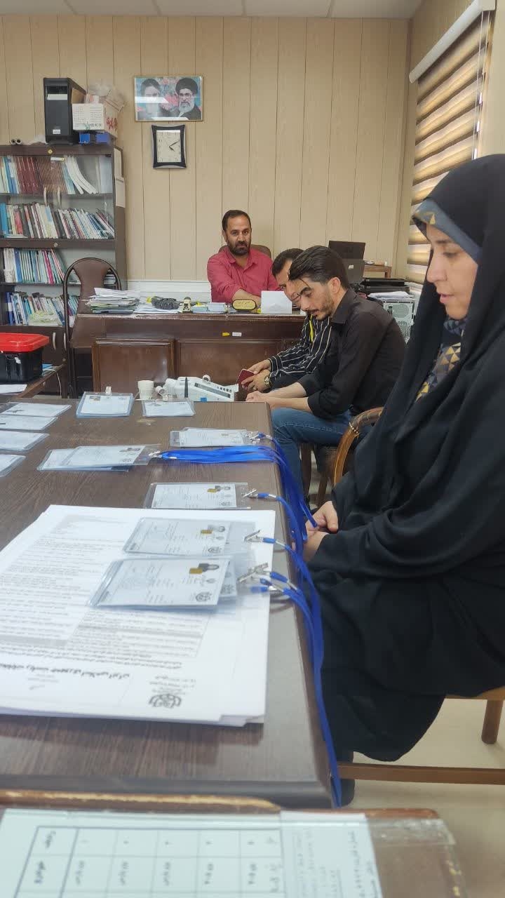 توزیع کارت حضور در شعبه اخذ رای برای عوامل اجرایی