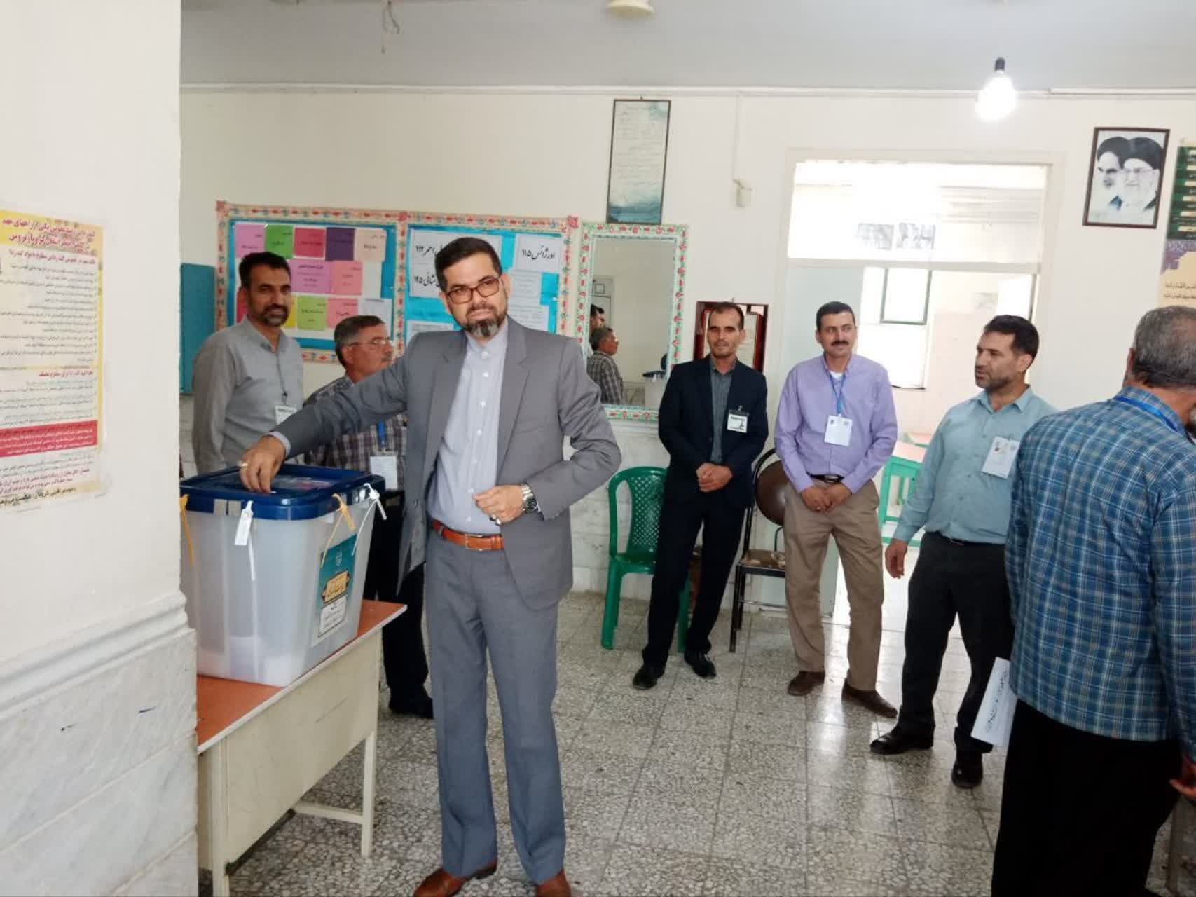 مسئولین بخش میلاجرد نیز همگام با مردم در ساعات ابتدایی در شعب اخذ رای حضور یافته و رای خود را به صندوق انداختند.