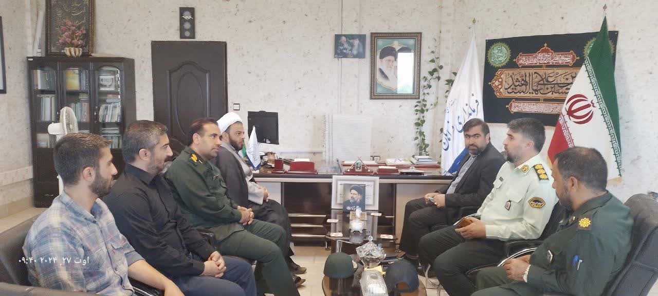 دیدار فرمانده ناحیه مقاومت بسیج سپاه شهرستان به همراه جمعی از مسئولین با آقازیارتی فرماندار فراهان