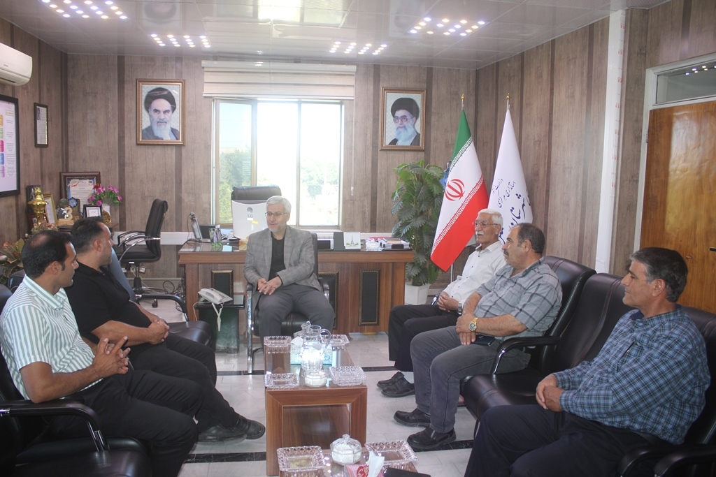 نشست اعضای انجمن صنفی کامیونداران شهرستان با فرماندار خمین برگزار شد