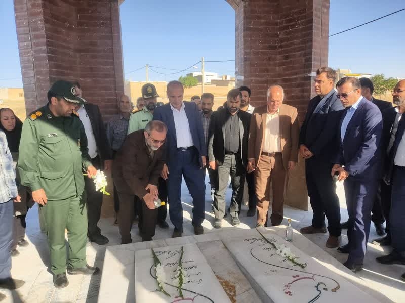 رونمایی از پروژه احداث یادمان شهدای گمنام با حضور استاندار مرکزی در شهر خنجین