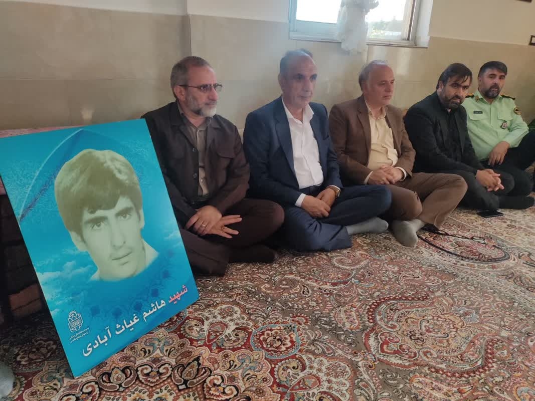 دیدار و تجلیل استاندار مرکزی از خانواده شهید سید هاشم غیاث آبادی