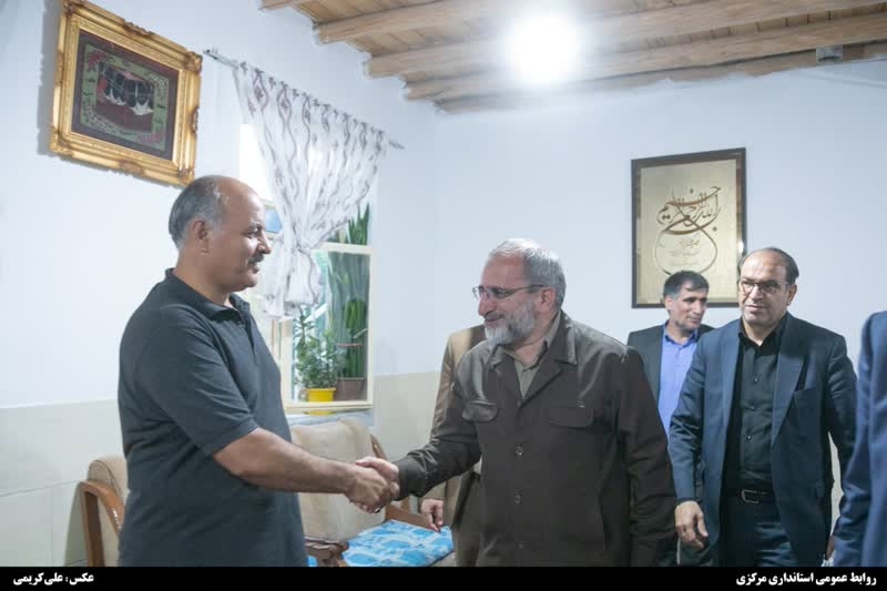 دیدار استاندار مرکزی با مادر شهید "علی اصغر غیاث آبادی"