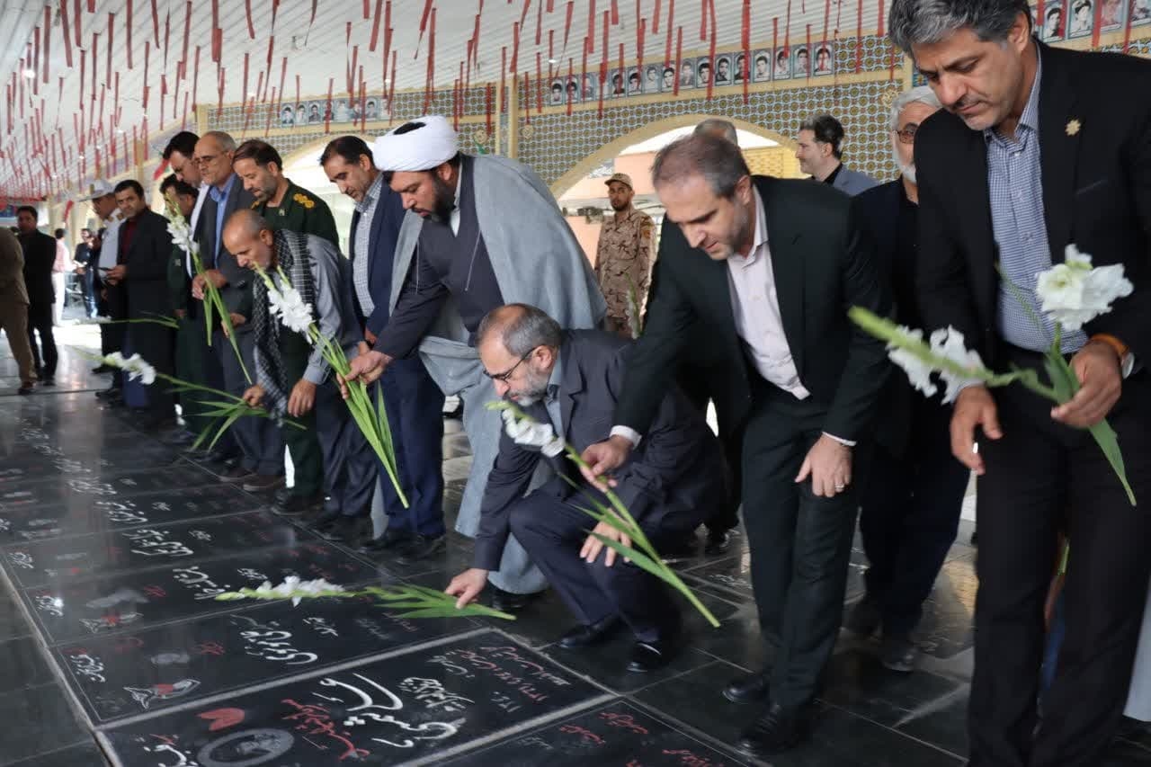 ادای احترام استاندار مرکزی به شهدای شهرستان ساوه