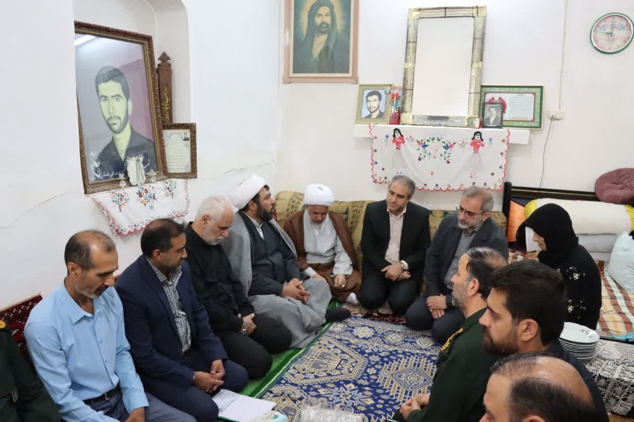 دیدار استاندار مرکزی با خانواده شهید "ابوالقاسم کارگر" در ساوه