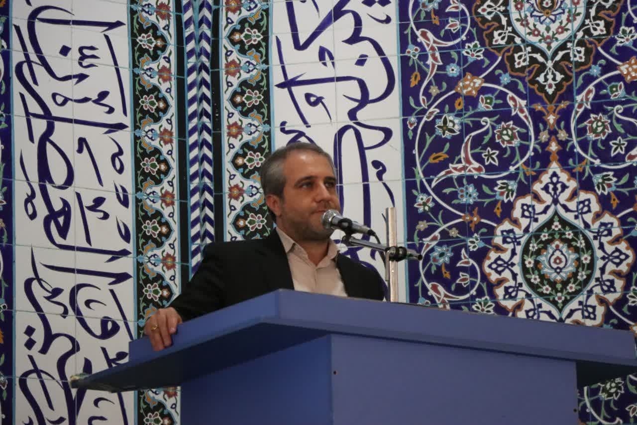 سخنرانی معاون استاندار و فرماندار ویژه شهرستان ساوه پیش از خطبه های نماز جمعه و تشریح اقدامات دولت