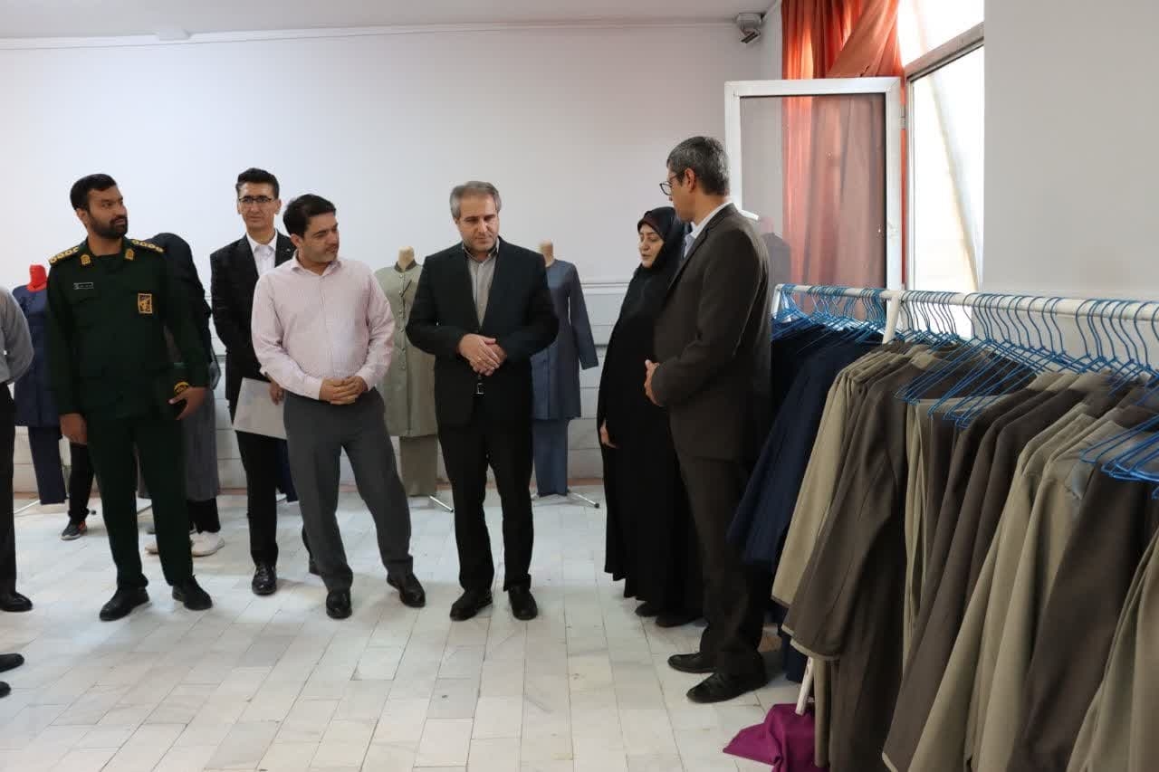 بازدید معاون استاندار و فرماندار ویژه شهرستان ساوه از کارگاه تولید لباس فرم دانش آموزان و البسه اداری بانوان