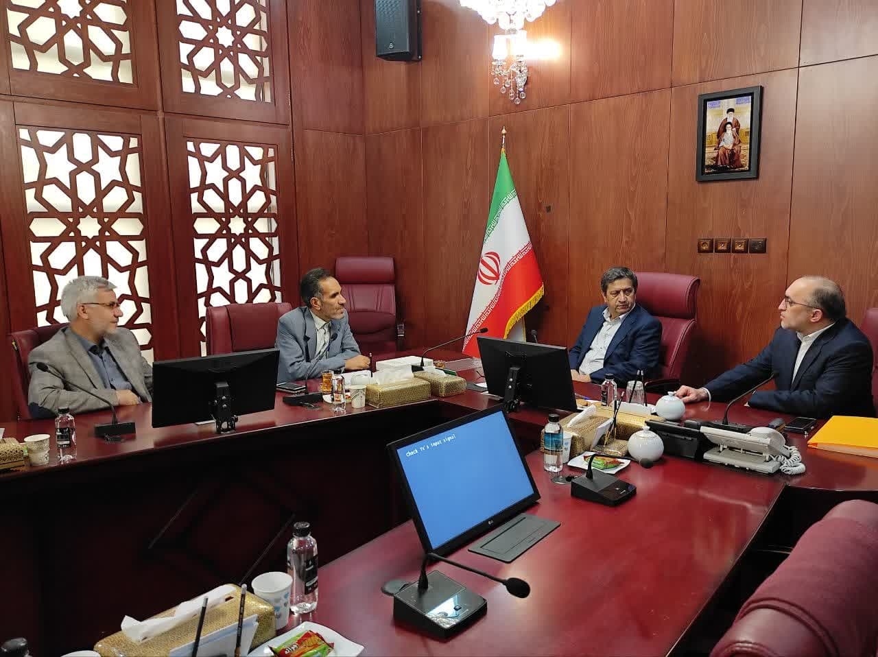 نشست فرماندار و نماینده مردم خمین در مجلس با وزیر امور اقتصاد و دارایی برگزار شد