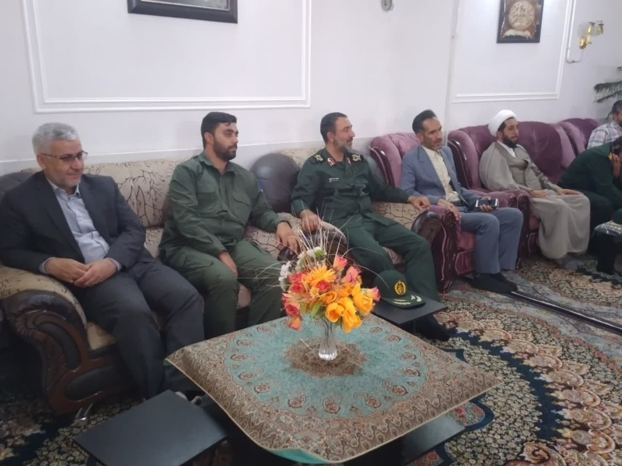 فرمانده سپاه روح اله استان و مسئولان شهرستان با خانواده شهیدان محمد رضا سرلک و سید علی موسوی در خمین دیدار کردند