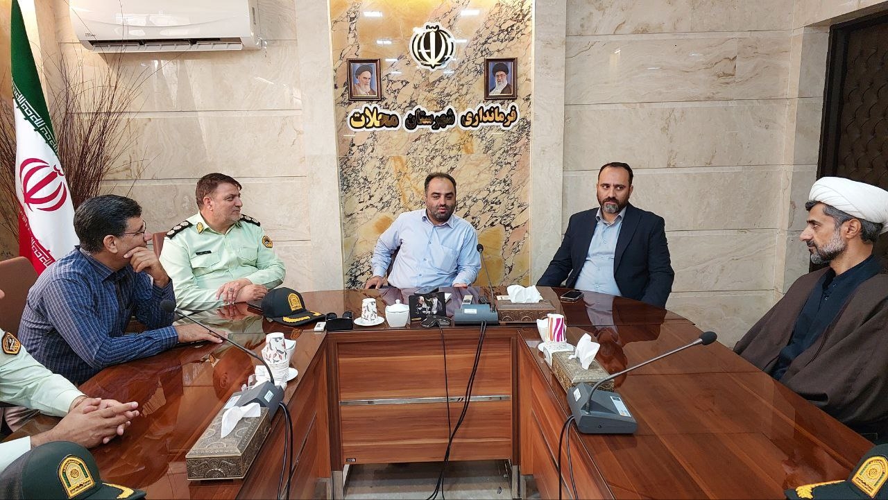 دیدار پرسنل و فرمانده انتظامی شهرستان محلات با فرماندار و تبریک هفته دولت