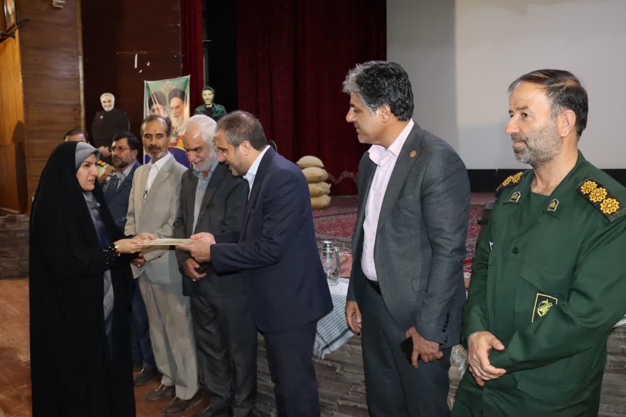 تجلیل از پیشکسوتان دفاع مقدس و مقاومت شهرستان ساوه