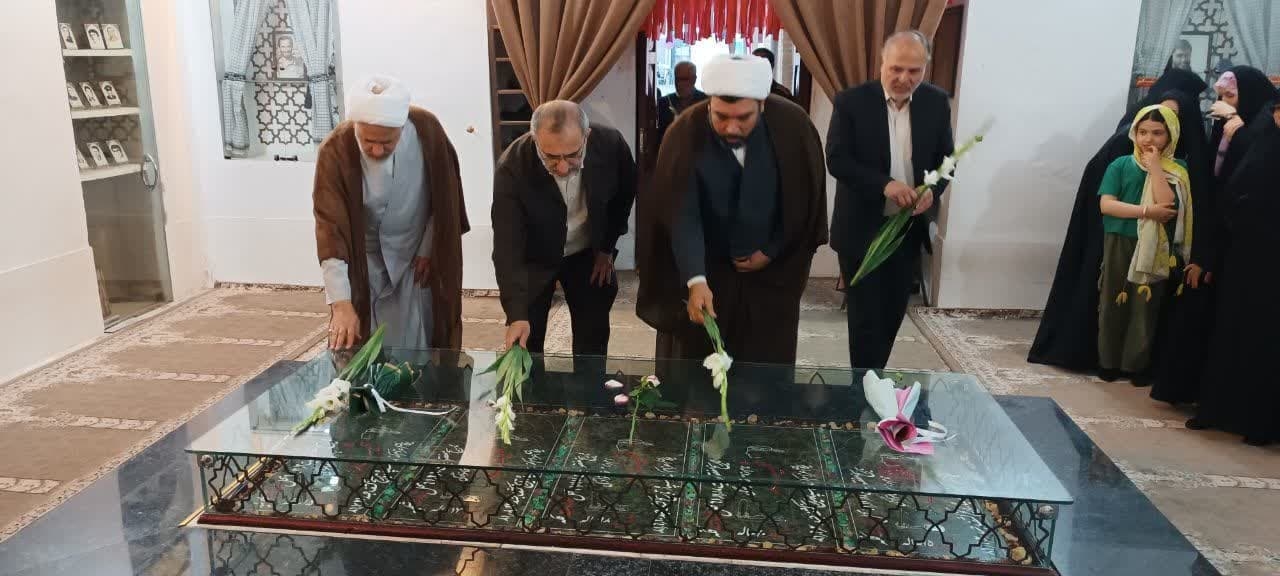 گلباران مزار مطهر شهدای گمنام با حضور استاندار مرکزی