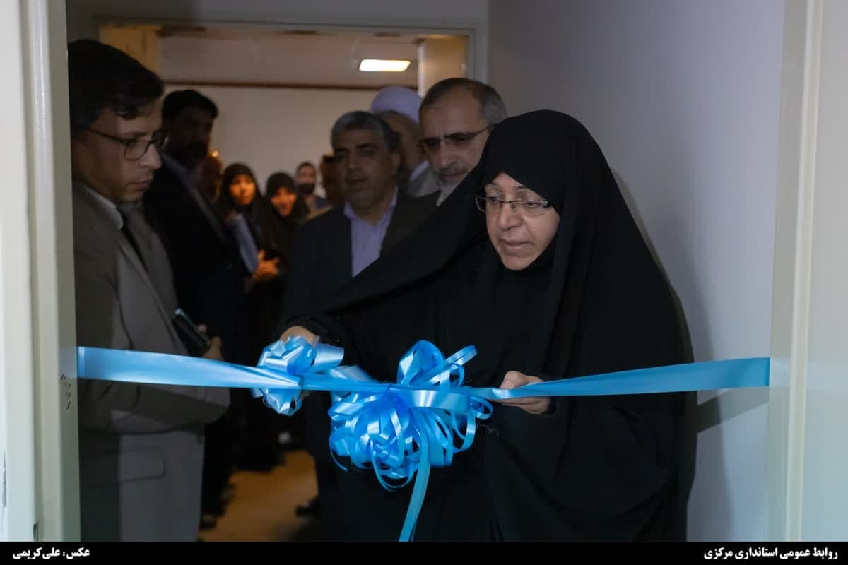 اتاق رصد وضعیت جمعیت استان مرکزی افتتاح شد

 با حضور دکتر مخلص‌الائمه، استاندار مرکزی و جمعی از اعضای ستاد حمایت از خانواده و جوانی جمعت، اتاق رصد وضعیت جمعیت استان در استانداری مرکزی راه‌اندازی شد.

شکل‌گیری اتاق وضعیت (رصد جمعیت) در راستای قانون جوانی جمعیت یکی از تکالیف وزارت کشور است که درواقع در این اتاق آخرین وضعیت جمعیتی استان به تفکیک نمایش داده شده است.

این داشبورد حاوی اطلاعات و آمار ولادت، فوت، طلاق، ازدواج و ناباروری است و می‌توان از طریق تفکیک سنی و جنسی به اطلاعات و داده‌های مورد نیاز به‌منظور برنامه‌ریزی هدفمند در این حوزه دست یافت.

در این بازدید مدیرکل دفتر امور زنان و خانواده استانداری مرکزی گزارشی از فعالیت اتاق رصد وضعیت جمعیت ارائه کرد..
 شنبه ۷ مهر