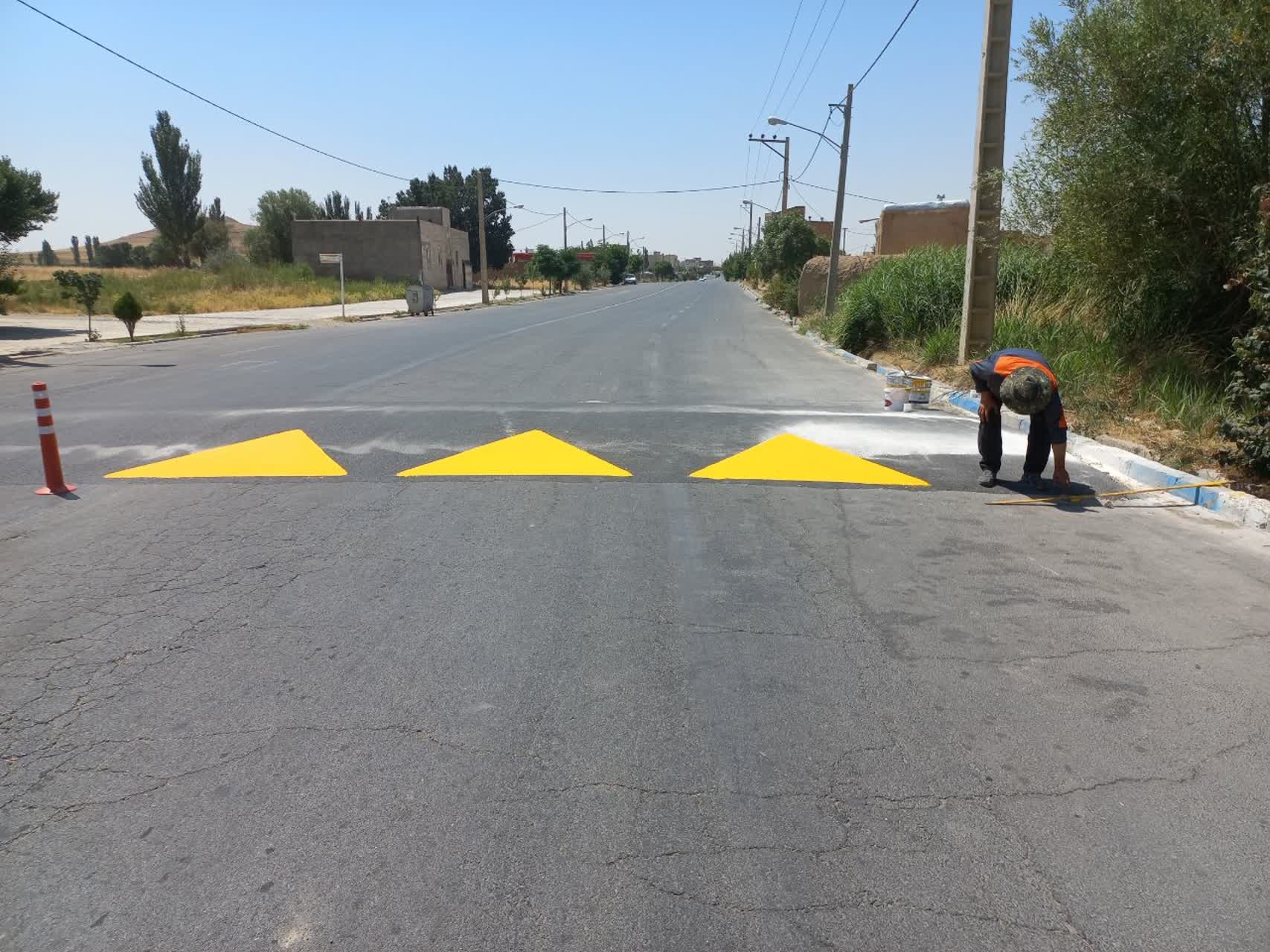 گزارش تصویری از روند رنگ آمیزی سرعت گیر محله انار