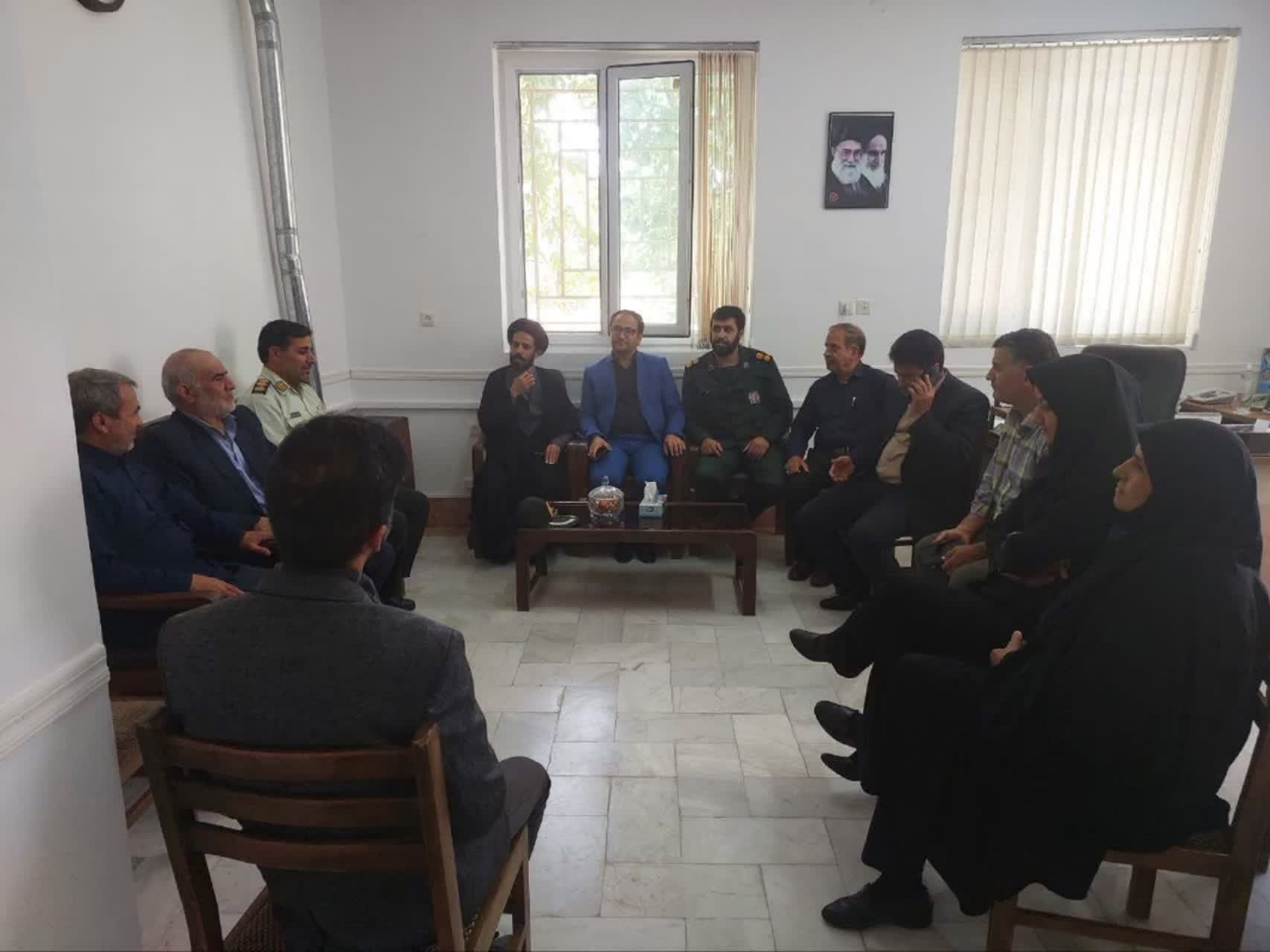 بازدید فرماندار به اتفاق فرماندهان سپاه و فراجای شهرستان و جمعی از معتمدین و خیرین از اداره بهزیستی شهرستان و دیدار با مدیر و پرسنل اداره به  مناسبت هفته بهزیستی