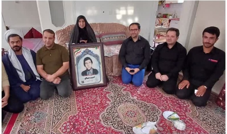 دیدار ابراهیم رستمی، فرماندار شهرستان کمیجان به اتفاق مدیر بنیاد شهید و امور ایثارگران شهرستان و مسئولین گروه جهادی اعزامی از دانشگاه صنعتی قم با خانواده معظم شهداء