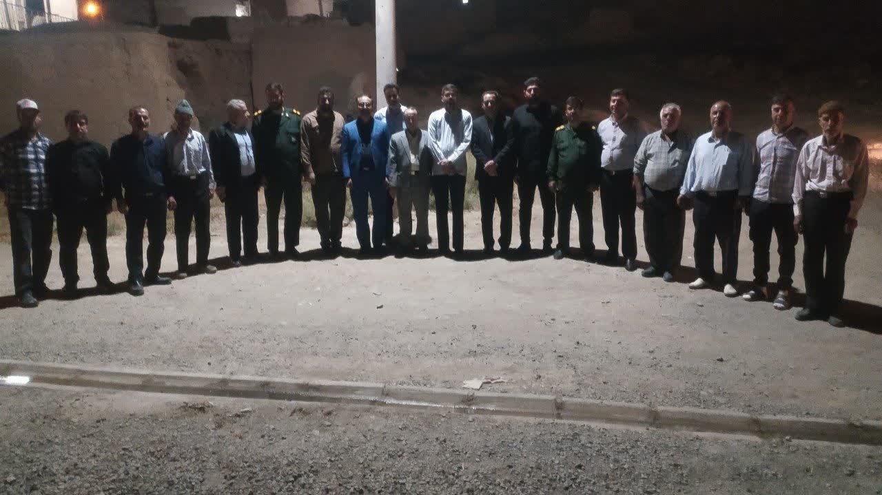 نشست شبانگاهی مسئولین شهرستان با معتمدین و اهالی روستای حسین آباد جهت  آب رسانی به باغات روستا