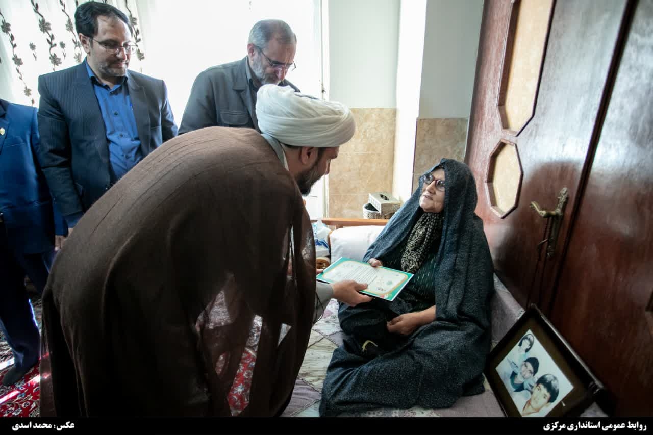 💠 تجلیل استاندار مرکزی از مادر شهید "علی کمیجانی"