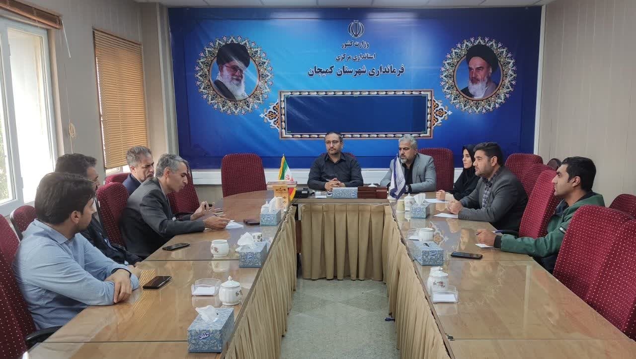 جلسه بررسی مشکلات و تسریع در رفع نواقص و ارتقاء محور کمیجان - فرمهین
