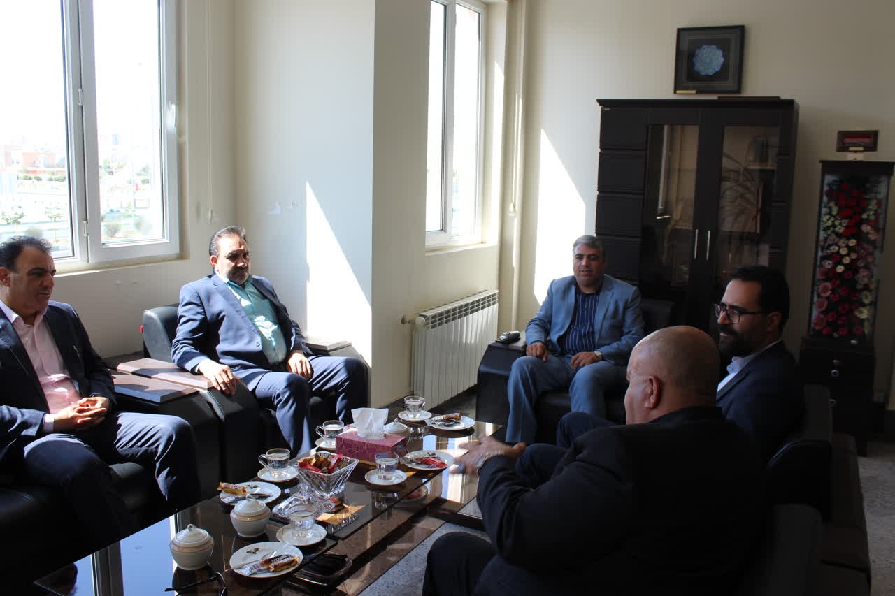 نشست و دیدار پزشگ نیا مدیرکل پدافند غیرعامل و هیئت همراه با آقای کریمی مدیرکل ثبت احوال استان