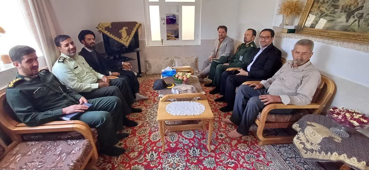 دیدار با خانواده های معظم شهداء فراجای شهرستان کمیجان به مناسبت هفته فراجا