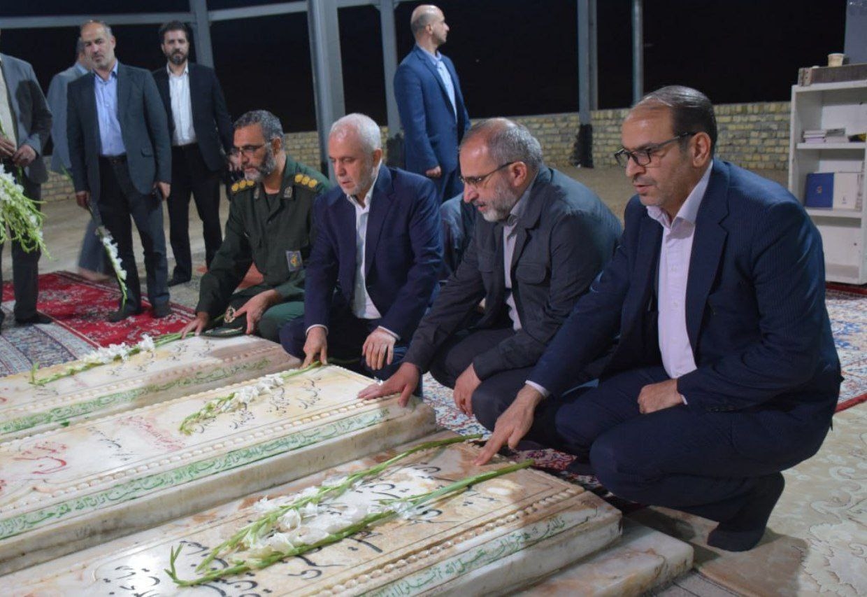 ادای احترام معاون رئیس جمهور و استاندار مرکزی به مقام شامخ شهدای گمنام شهرستان محلات