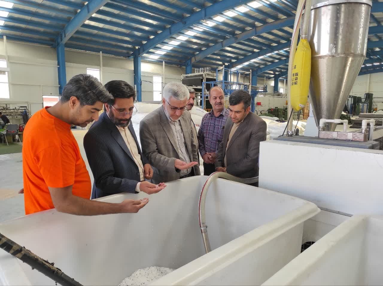 فرماندار و مدیر کل تعاون ، کار و رفاه اجتماعی استان از کارخانه تولید چمن مصنوعی در خمین بازدید کردند