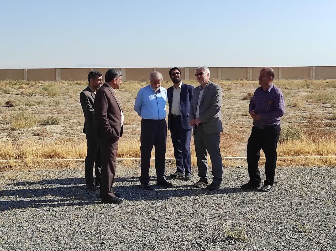 فرماندار خمین و مدیر کل تعاون ، کار و رفاه اجتماعی استان از مجموعه ورزشی کارگران شهرستان بازدید کردند