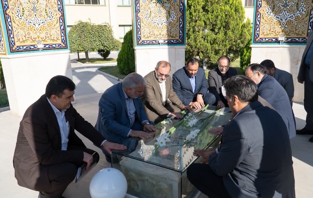 ادای احترام معاون وزیر کشور به شهید گمنام استانداری مرکزی