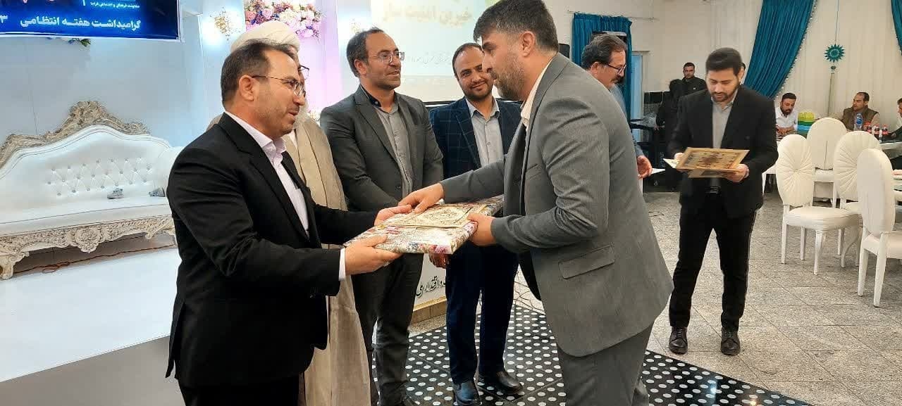 برگزاری مراسم ضیافت ویژه خانواده های محترم کارکنان انتظامی شهرستان تفرش با حضور دکتر اتابکی فرماندار، دکتر اجرایی امام جمعه، سرهنگ سعید فراهانی فرمانده انتظامی، سرهنگ هاشمی فرمانده ناحیه مقاومت بسیج شهرستان همراه با اجرای برنامه های مختلف فرهنگی و تقدیر از خانواده شهدا، اعضای وابسته فراجا و کارکنان همزمان با پنجمین روز از گرامیداشت هفته انتظامی