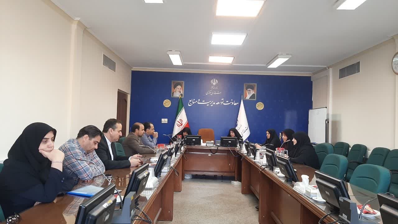 سومین جلسه دوره آموزشی جمعیت شناسی به پیشنهاد دبیرخانه ستاد جمعیت استان و همت دفتر آموزش و پژوهش و با حضور مدیرکل اموربانوان وخانواده و پرسنل دفاتر امور زنان و خانواده‌ و اجتماعی و فرهنگی به صورت حضوری و کارشناسان امور بانوان فرمانداری ها به صورت ویدئو کنفرانسی در محل استانداری برگزار شد .
دراین دوره ،اعضای شرکت کننده از محضر دکتر قربانی دارای تخصص جمعیت شناسی وعضو هیئت علمی دانشگاه اراک بهره مند  می باشند

۲۴مهرماه ۱۴۰۳