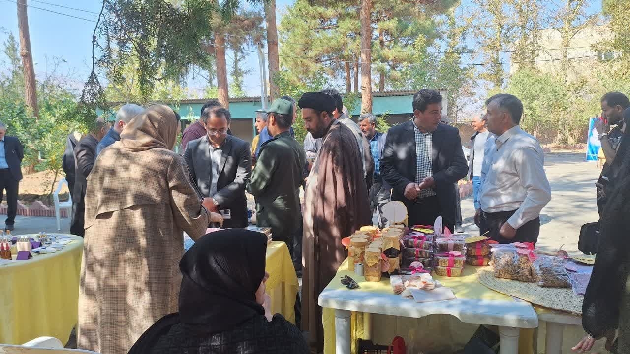 افتتاح بازارچه پاییزه و نمایشگاه  توانمندی های زنان روستایی به مناسبت روز جهانی زن روستایی در شهرستان تفرش