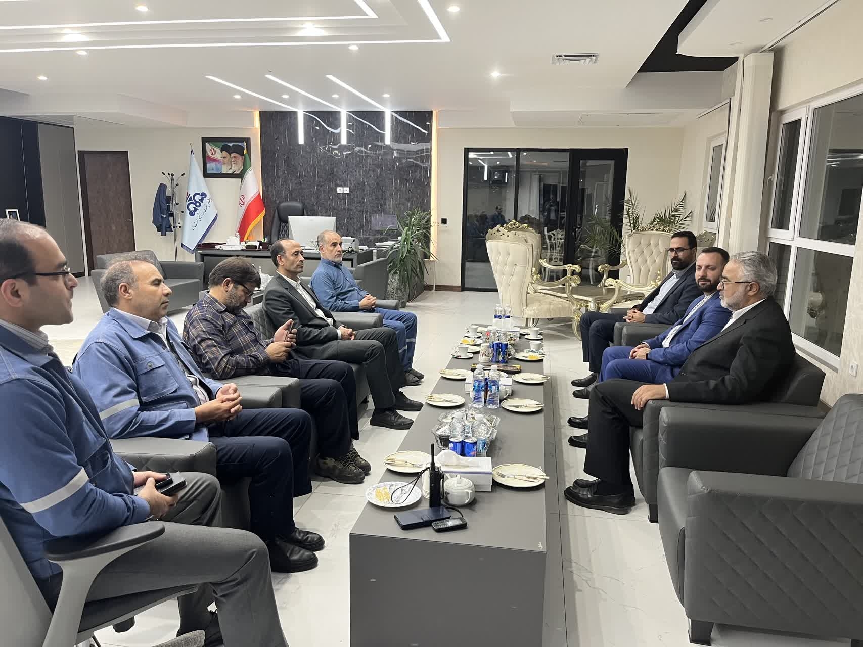 بازدید از پالایشگاه امام خمینی (ره) شازند و شرکت در جلسه شورای پدافند غیر عامل توسط پزشگ نیا و هیئت همراه آقایان مبین مدیرکل محترم امنیتی و انتظامی استانداری و قاسمی معاون محترم سیاسی، امنیتی فرمانداری شازند و کاظمی سرپرست محترم مدیریت بحران استانداری با آقای رجبی مدیر عامل محترم پالایشگاه امام خمینی(ره) صورت پذیرفت.