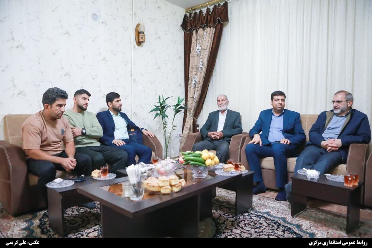 دیدار صمیمی استانداری مرکزی و فرماندار اراک با قهرمان کاراته وهاکی