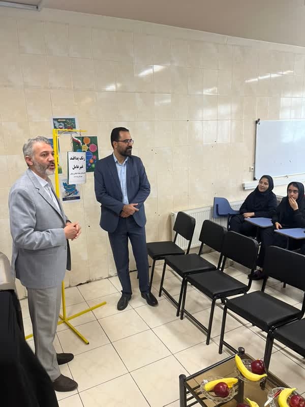 نواختن زنگ پدافند غیر عامل در مدرسه دخترانه رویش ،گرامیداشت هفته پدافند غیر عامل با حضور پزشگ نیا، مدیر کل محترم پدافندغیرعامل