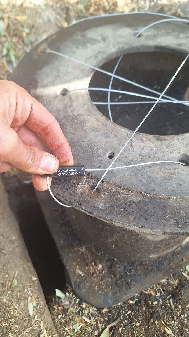 دوحلقه چاه فرم (۱)طبق دستور مقام محترم قضایی توسط اداره منابع آب شهرستان کمیجان پلمپ  گردید