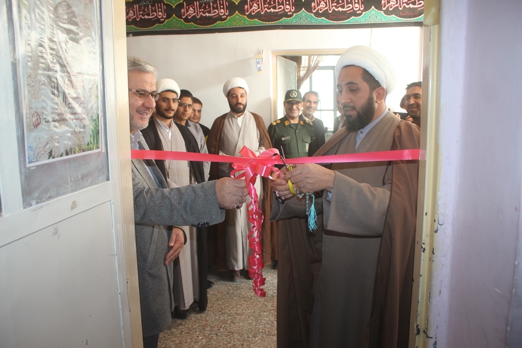 نمایشگاه اقتدار و مقاومت در مدرسه پسرانه علوم ومعارف اسلامی صدرای خمین افتتاح شد