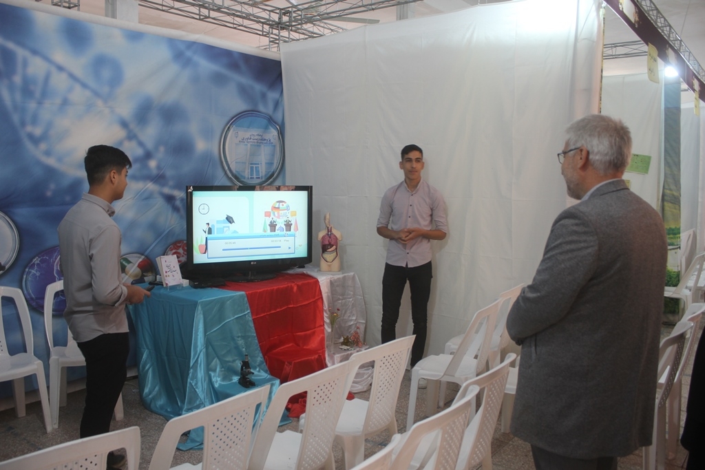 فرماندار از نمایشگاه "با امید تا ظهور" در مدرسه حاج آقا مصطفی خمینی بازدید کرد