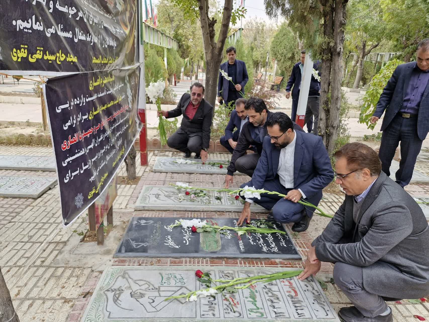 حضور پزشگ نیا، مدیر کل محترم پدافند غیرعامل، و مدیران مربوطه در گلزار شهدا