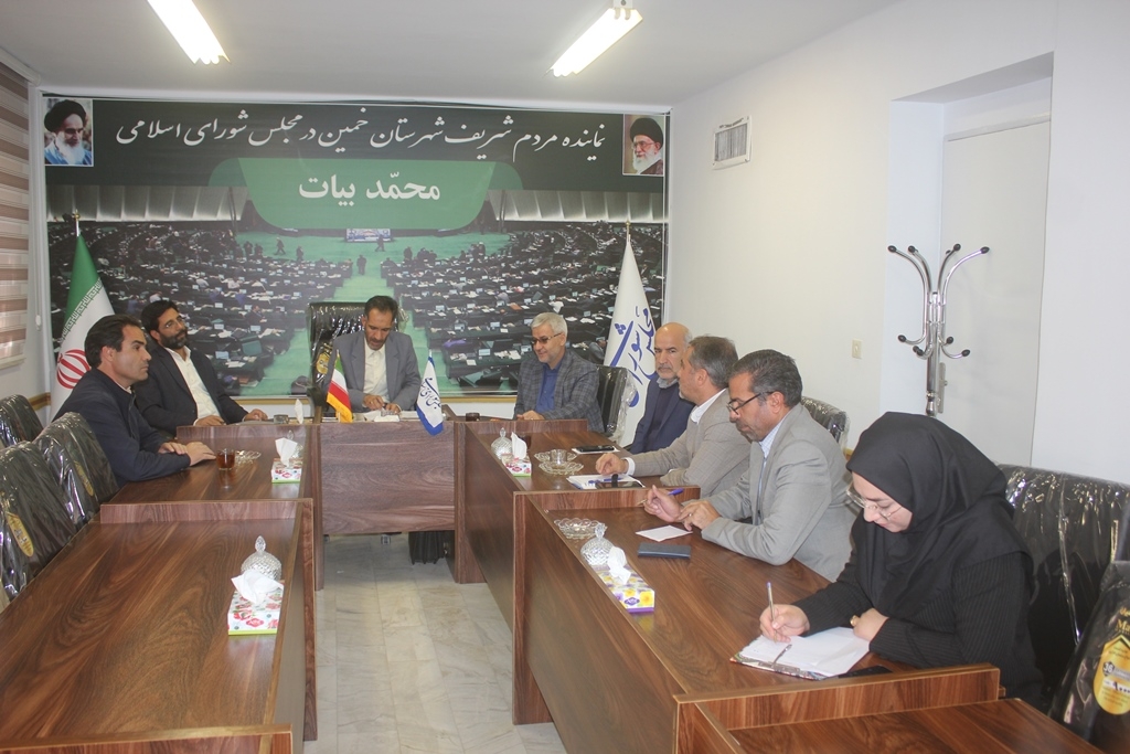 جلسه هماهنگی تعیین تکلیف نصب چمن مصنوعی مجموعه ورزشی کارگران شهرستان خمین برگزار شد