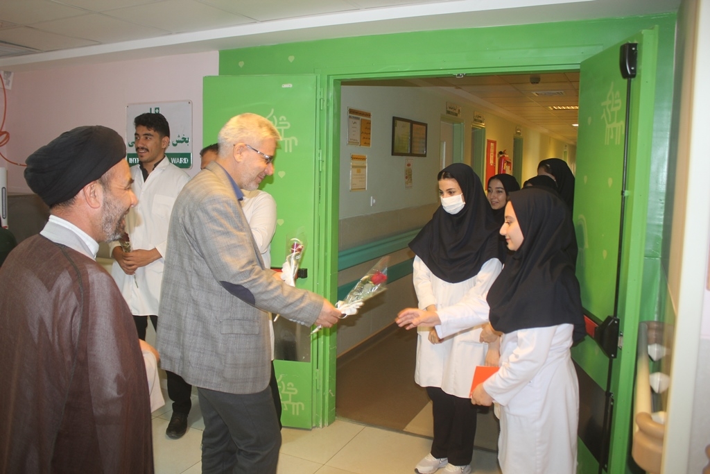 فرماندار و تعدادی از مسئولان شهرستان بمناسبت روز پرستار از بیمارستان امام خمینی (ره) خمین بازدید کردند