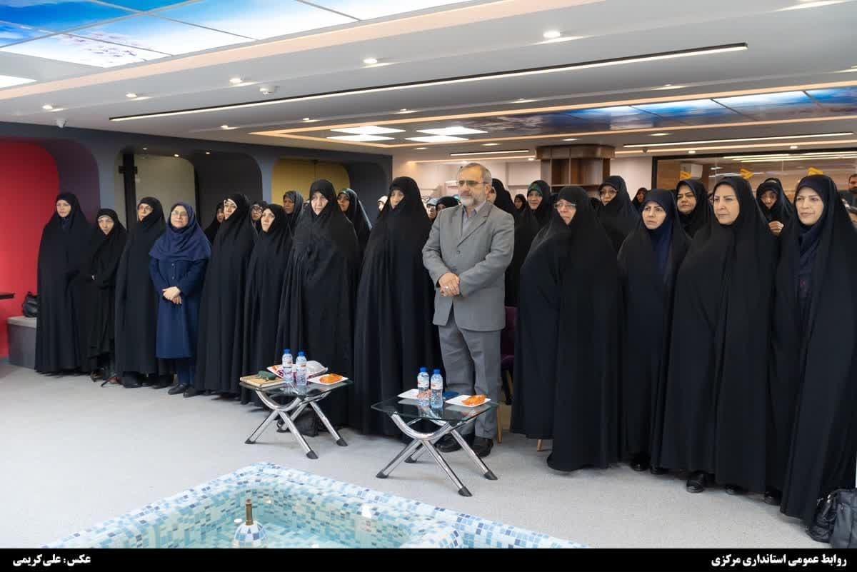 تقدیر هیئت اندیشه‌ورز بانوان از خدمات استاندار دولت سیزدهم در استان مرکزی 

🔹نشست با اعضای هیأت اندیشه‌ورز بانوان استان مرکزی و تقدیر از خدمات دکتر فرزاد مخلص‌الائمه، استاندار دولت سیزدهم با حضور مشاور امور بانوان نماینده ولی فقیه در استان، مدیرکل امور زنان و خانواده استانداری و جمعی از اعضای هیئت اندیشه‌ورز بانوان در مرکز ماهور برگزار شد..

پنج‌شنبه ۱۷ آبان