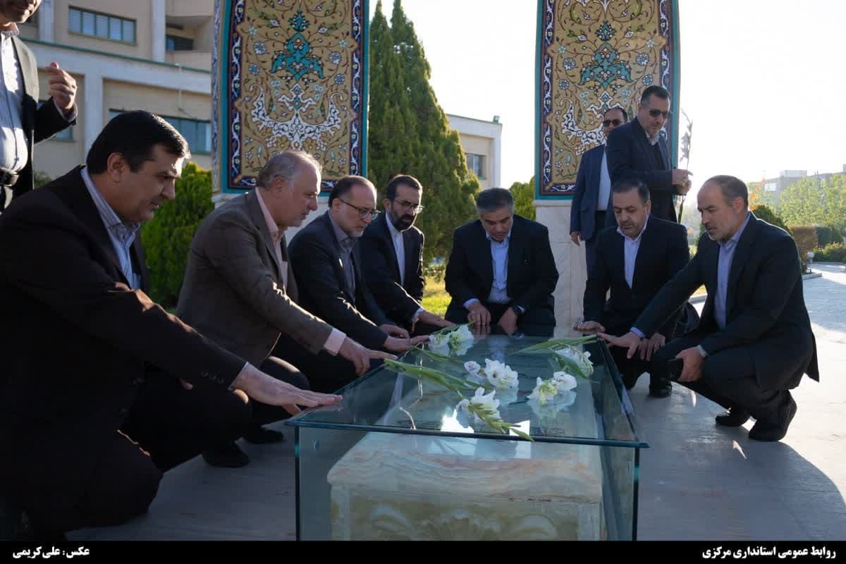 ادای احترام استاندار مرکزی به شهید گمنام آرمیده در استانداری